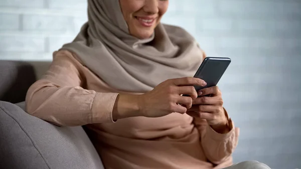 Усміхнена Арабська Жінка Хіджабі Дивиться Фотографії Смартфон Хороші Спогади — стокове фото