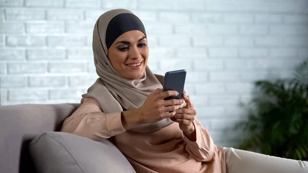 Щаслива Арабська Жіноча Прокрутка Соціальних Мереж Фото Смартфон Домогосподарка Дозвілля — стокове фото
