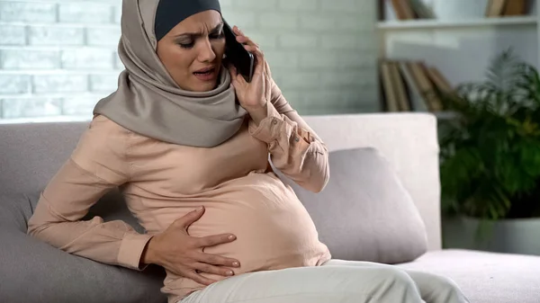 Gravida Muslimska Kvinnor Känner Smärta Ringer Akut Smartphone Sammandragningar — Stockfoto