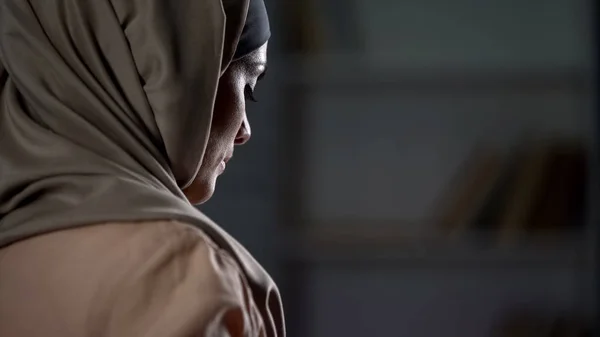 Wanita Arab Yang Tidak Bahagia Dalam Jilbab Close Suasana Pesimis — Stok Foto
