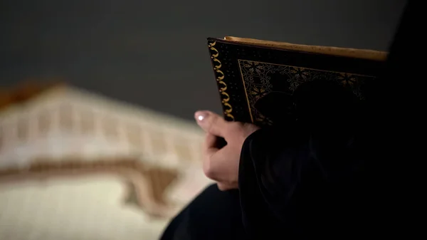 Moslimvrouw Quran Zittend Grond Moskee Heilige Begeleiding Boek Lezen — Stockfoto