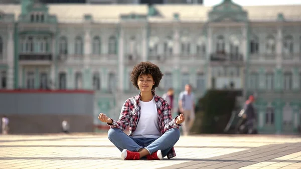 Vacker Afro Amerikansk Kvinna Praktiserande Yoga Centrum Meditation — Stockfoto