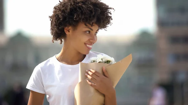 Mignon Afro Américaine Fille Souriant Réjouissant Beau Bouquet Admirateur — Photo