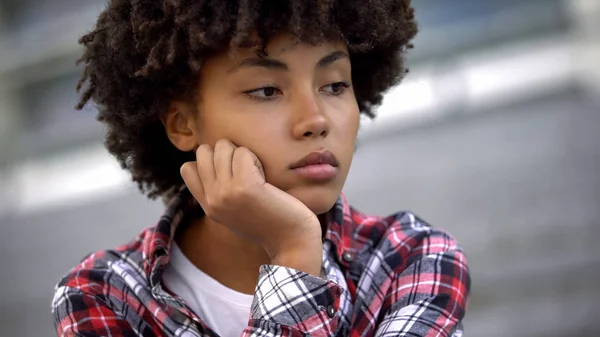 Melancholische Afroamerikanerin Denkt Über Das Leben Depressionen Und Traurigkeit Nach — Stockfoto