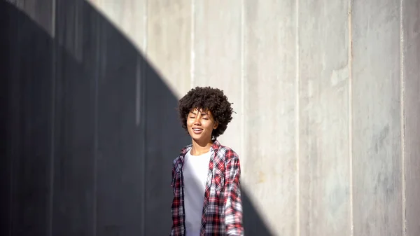 Felice Donna Afro Americana Gioire Nuovo Giorno Opportunità Occhi Chiusi — Foto Stock