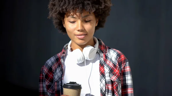 Piuttosto Afro Americano Femminile Possesso Tazza All Aperto Indossando Cuffie — Foto Stock