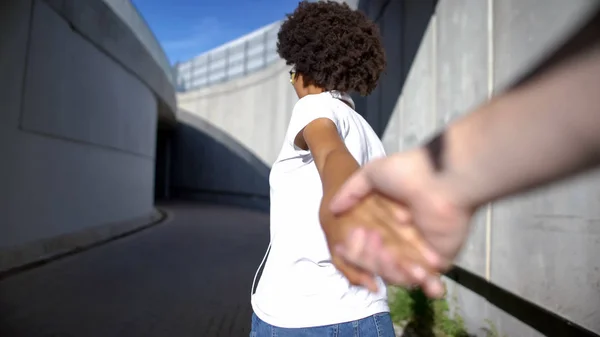 Pov Namorado Seguindo Bela Mulher Cabelos Encaracolados Segurando Mão Amor — Fotografia de Stock