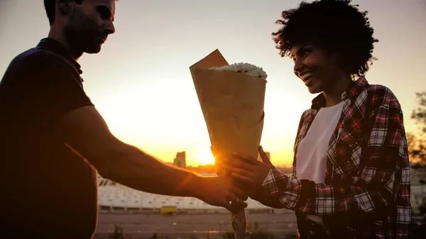 Ember Csokor Fehér Virágot Bemutatja Biracial Barátnője Szabadtéri Időpontban — Stock Fotó
