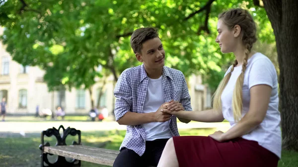 Teenie Junge Hält Freundinnen Der Hand Schaut Sie Mit Liebe — Stockfoto