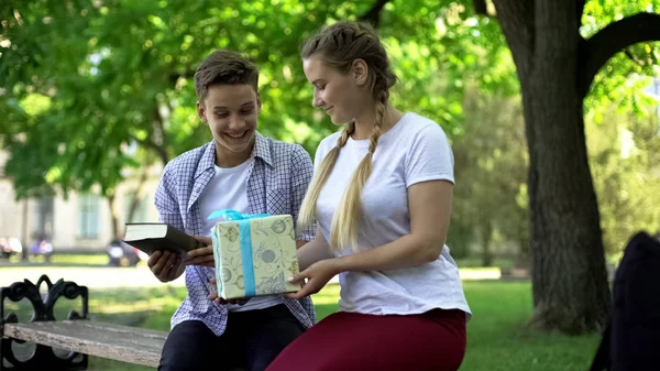 Девушка Подросток Подарит Коробку День Рождения Парню Парке Подарок Сюрприз — стоковое фото