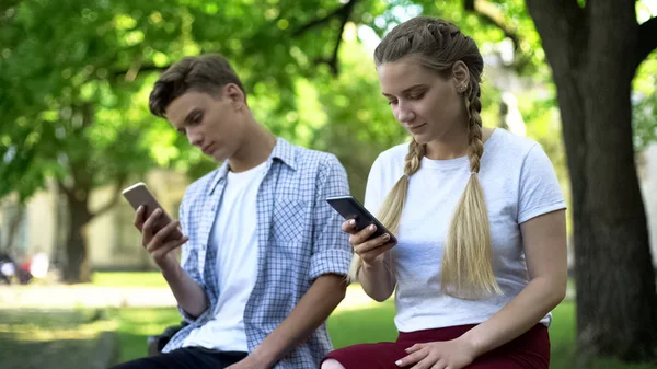 Adolescentes Usando Teléfono Lugar Interactuar Falta Comunicación Adictos —  Fotos de Stock