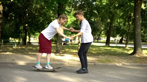 Adolescenta Mascul Predare Fata Skateboard Echitatie Ciudat Tineret Hobby Uri — Fotografie, imagine de stoc