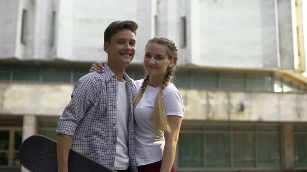 Couple Teens Skateboard Looking Camera Smiling Youth Subculture — Stock Photo, Image