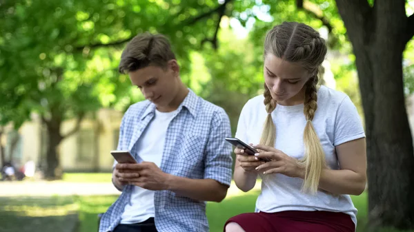 Gadget Viciado Amigos Usando Telefones Parque Falta Comunicação Ignorando — Fotografia de Stock