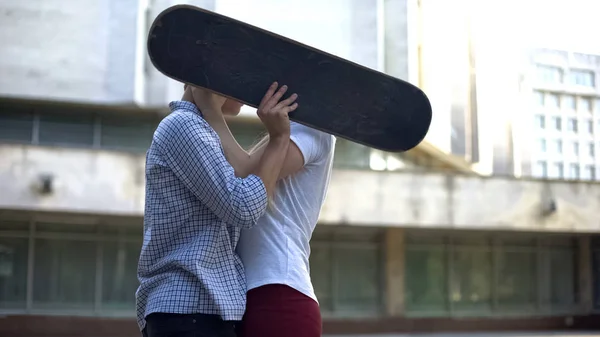 Cuplu Skateboarderi Sărutându Fețe Ascunse Spatele Bord Subcultura Tineretului — Fotografie, imagine de stoc