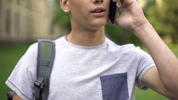 Adolescente Menino Falando Smartphone Boa Cobertura Móvel Cidade Comunicação — Fotografia de Stock