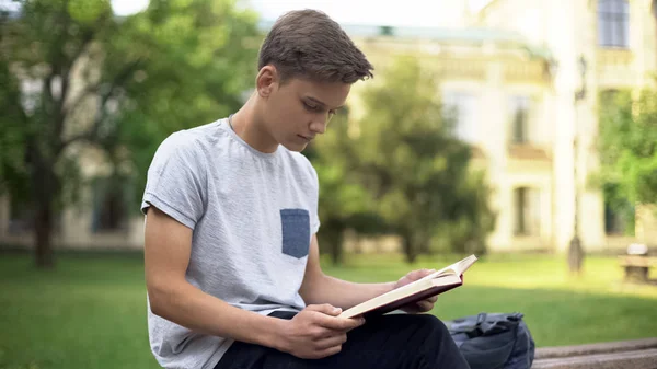 Uppmärksamma Tonåringen Äventyr Bok Bänken Parken Intellektuella Hobby — Stockfoto