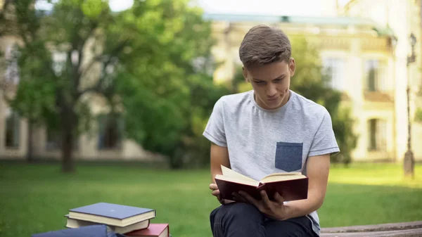 Adolescente Concentrado Leyendo Libro Parque Banco Preparándose Para Los Exámenes —  Fotos de Stock