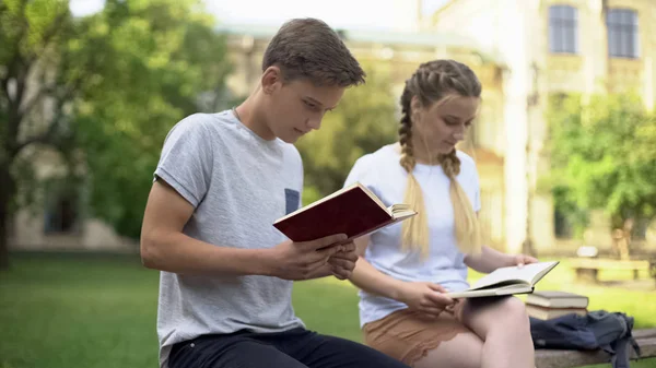 Dois Adolescentes Lendo Livros Parque Preparando Para Exame Estudando — Fotografia de Stock