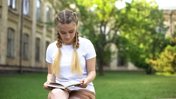 Kampüste Bankta Kitap Okuyan Güzel Genç Kız Ödev Hazırlanıyor — Stok fotoğraf