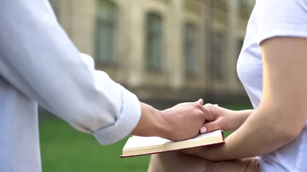 Coppia Che Tiene Mano Libro Lettura Donna Scelta Tra Studio — Foto Stock