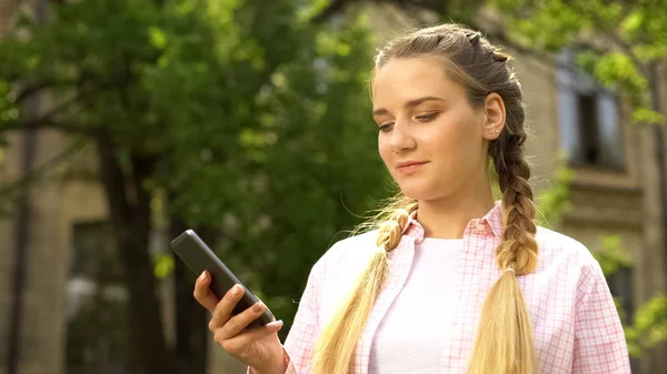 Jovem Adolescente Usando Smartphone Esperando Parada Ônibus Jogando Jogo Online — Fotografia de Stock