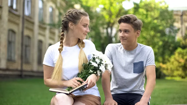 Senhora Com Buquê Flores Olhando Com Amor Para Namorado Presente — Fotografia de Stock