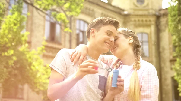 Doce Casal Adolescentes Abraçando Encontro Romântico Livre Divertindo Juntos — Fotografia de Stock