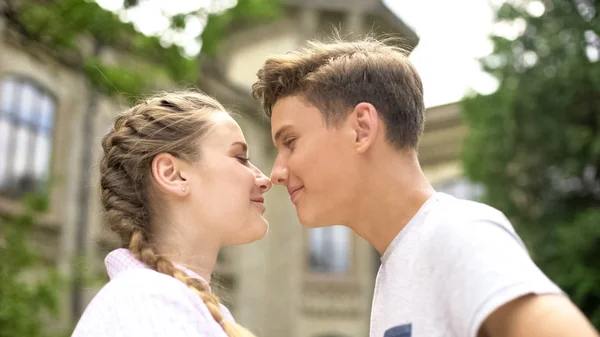 Coppia Amorevole Nuzzling Primo Amore Adolescenti Che Guardano Emozioni — Foto Stock