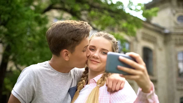 Paar Von Jugendlichen Macht Selfie Junge Küsst Mädchen Foto Für — Stockfoto