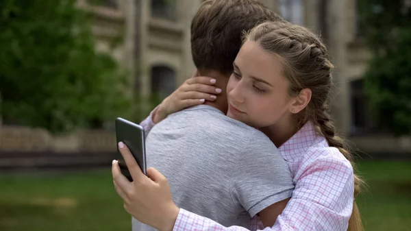 青少年女孩使用手机 拥抱男友 而不是真正的沟通 — 图库照片