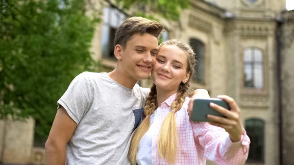 Adolescentes Haciendo Selfie Contra Castillo Antiguo Lugar Interés Estudio Historia — Foto de Stock