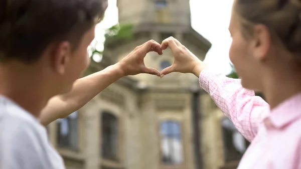 Tourist Lovers Making Heart Shape Hands Showplace Adventure — Stock Photo, Image