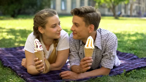 Підлітки Лежать Площині Парку Їдять Морозиво Романтичне Побачення Відкритому Повітрі — стокове фото