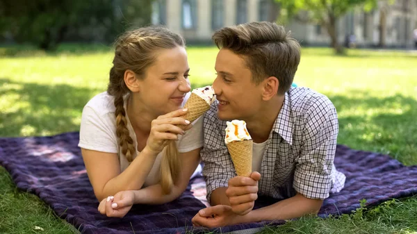 Adolescentes Jugando Con Helado Tumbados Cuadros Parque Divirtiéndose Juntos — Foto de Stock