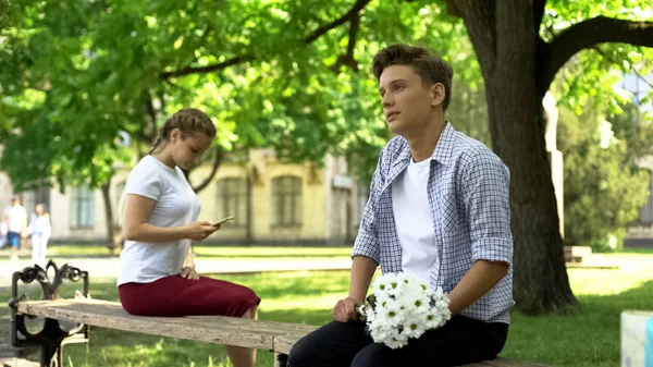 Teenager Zögert Mädchen Park Blumen Schenken Dame Benutzt Smartphone — Stockfoto