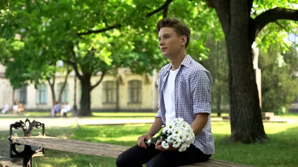 Teenager Mit Blumenstrauß Sitzt Auf Bank Park Und Wartet Auf — Stockfoto