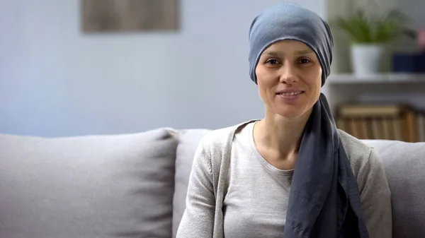 Frau Erholt Sich Nach Chemotherapie Vor Kamera Überlebende Hintergrund — Stockfoto