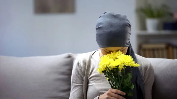 Recuperación Después Del Cáncer Mujer Con Pañuelo Cabeza Oliendo Flores —  Fotos de Stock