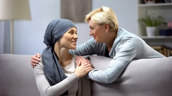 Lächelnde Frau Mit Krebs Umarmt Mutter Hoffnung Und Zweisamkeit Vergebung — Stockfoto