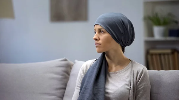 Junge Frau Mit Kopftuch Sitzt Einsam Auf Sofa Onkologischem Krankenhaus — Stockfoto