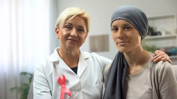 Mulher Com Câncer Oncologista Olhando Para Câmera Esperança Cura Sobrevivência — Fotografia de Stock