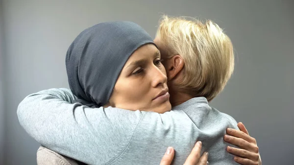 Depressed Woman Headscarf Hugging Her Mother Cancer Treatment Diagnosis — Stock Photo, Image
