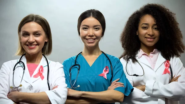 Enfermeras Confiadas Con Cintas Rosas Sonriendo Cámara Conciencia Del Cáncer —  Fotos de Stock