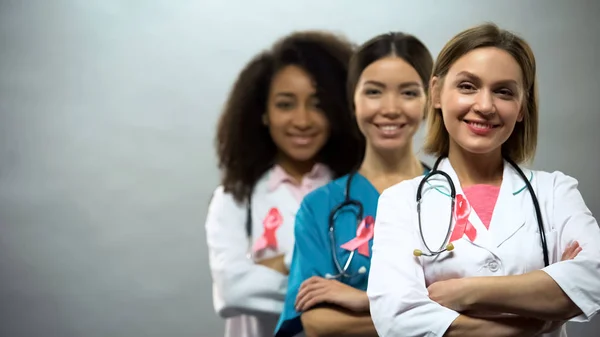 Selbstbewusste Multiethnische Krankenschwestern Mit Rosa Schleifen Internationales Brustkrebszeichen — Stockfoto