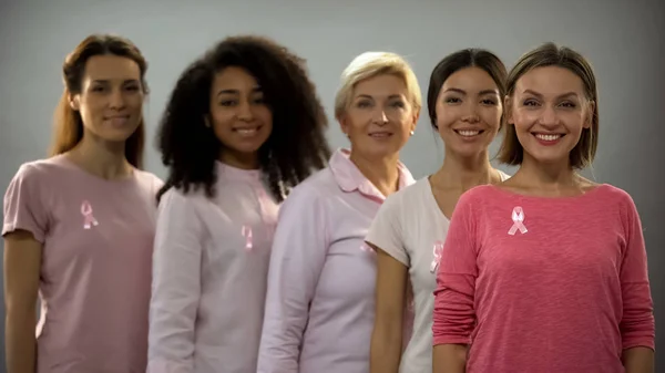 Mulheres Sorridentes Vestindo Roupas Fitas Cor Rosa Sinal Consciência Câncer — Fotografia de Stock