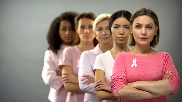 Γυναίκες Αυτοπεποίθηση Που Φορούν Ροζ Κορδέλες Ευαισθητοποίησης Του Καρκίνου Του — Φωτογραφία Αρχείου