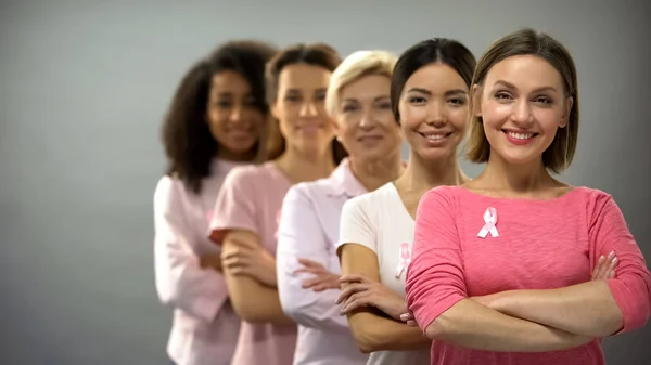 Mujeres Sonrientes Camisas Rosas Con Cintas Cáncer Mama Pie Fila — Foto de Stock