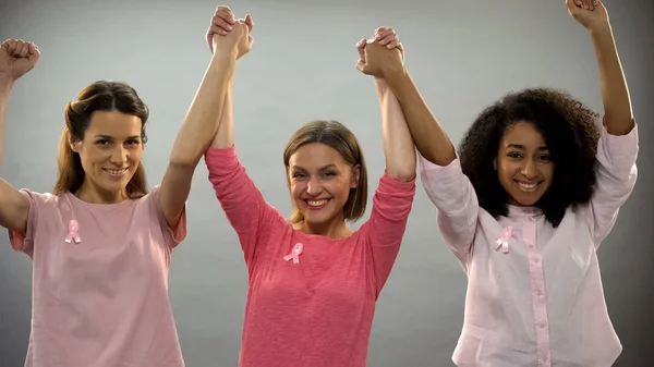 微笑的妇女与粉红色的丝带举起手 与乳腺癌作斗争 — 图库照片