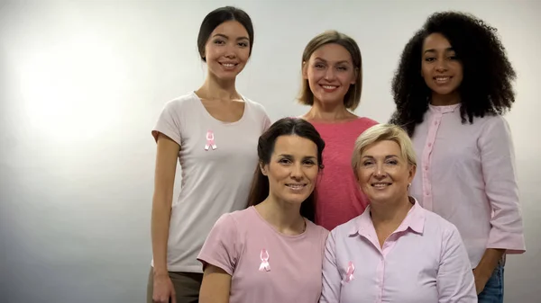 Група Жінок Рожевих Сорочках Стрічками Раку Молочної Залози Дивиться Камеру — стокове фото